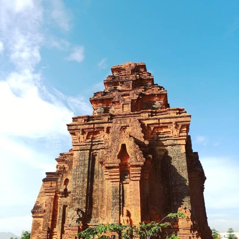 Tháp nằm ngay trong lòng thành phố Phan Rang Tháp Chàm và đã trở thành biểu tượng của thành phố