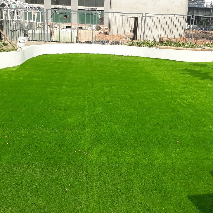 Mặt bằng sân cỏ nhân tạo đảm bảo tính thẩm mỹ và độ bền 